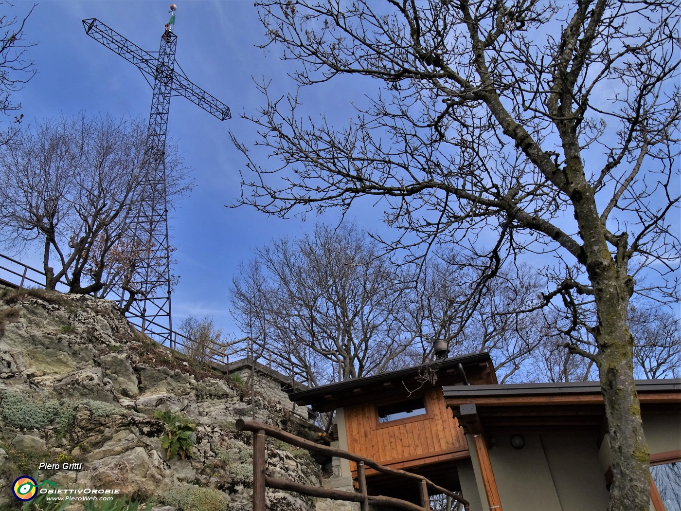 58 Dal Rifugio Alpini del Monte Ubione l'alta croce costruita dagli Amici e Alpini.JPG
